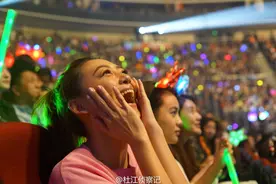 你在唱，我在醉！陈小春的演唱会，怎么少的了应采儿这个头号粉丝图片