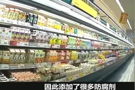 看完你还敢经常喝能量饮料吗？一罐红牛危害有多大？吓死人！视频封面