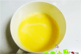 鸡蛋做成条，再配上青菜面条，快手早餐做起来。图片