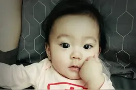 咘咘长牙口水流成型，还将小脚丫塞到妈妈嘴里，好霸道的姿势！图片