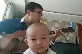 奶爸吉他弹唱《别看我是一只羊》超萌！图片