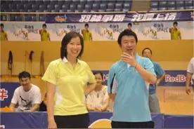 有人说打乒乓球容易遇到另一半，打羽毛球的默默笑了图片