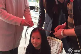 赵薇晒女儿小四月新照片，大眼萌娃已长大成为美人胚子了！图片