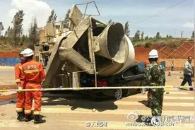 昆明50吨重搅拌车侧翻压扁宝马 车内司机死亡图片
