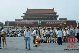 老照片：80年代狂爱拍照的中国人 故宫门前与车合影成时尚图片