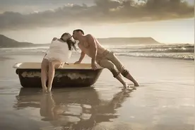 一个男人意外在海滩捡到神灯，他的愿望竟让灯神实现不了图片