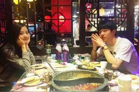 吃火锅的恋人们，火辣辣的爱情！图片