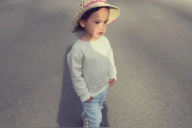 多妹可是个小美人，最幸福的事就是等多多姐姐放学一起牵手回家图片