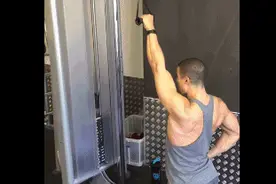 5个背部锻炼缆绳动作推荐图片