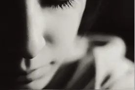 曾经温柔抚摸自己的双手，此刻却在呵护另一个女人图片