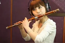 靓女吹奏《隐形的翅膀》，笛声悠扬，俊俏甜美图片