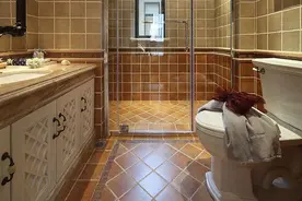 卫生间玻璃隔断原来要这样固定，难怪我家玻璃总是晃动！图片