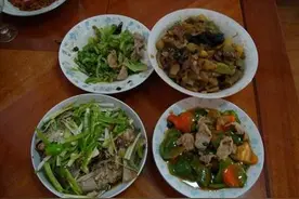 孩子在餐厅菜里吃到苍蝇，朋友竟把碗摔地上！背后的原因让人感动图片