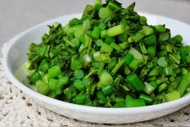 谷雨前后不可错过的春季时令菜——香椿拌蒜薹图片