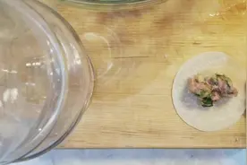 外国小哥包饺子教程，全程中文解说，这中文说的能听懂三句算我输视频封面