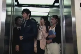 电梯人太多，心机小姑娘直接把小伙推出去，没想到对方是集团总裁视频封面