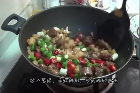 手把手教你双椒脆排骨 菜色清新口味麻辣 吃起来超过瘾视频封面