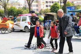 保安坚持义务护送老人小孩过马路图片