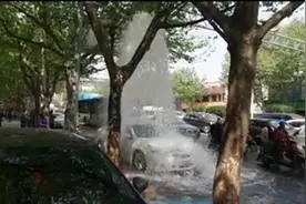贵阳一轿车撞断消防栓 水柱冲天，半小时浪费约百吨图片