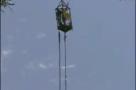 蹦极没选对地方，直接被鳄鱼咬掉头图片