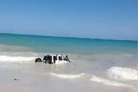 越野车主开车到海边游玩，没想到车子险些消失在眼前图片