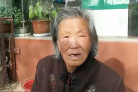 榆次一老太太操着东北口音在马路拦车要钱图片