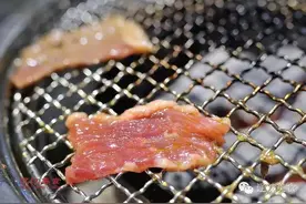 沈阳淳朴泥炉地桌炭火烤肉，牛掌柜滋啦烤出十五年前味道图片