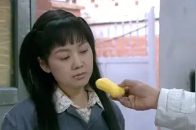 眼镜男帮兄弟追女孩，结果自己恋上了，这下尴尬了