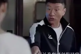 孙红雷看到关晓彤穿短裤，二话不说将张艺兴轰出门外视频封面