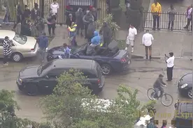 洛杉矶闹市上演警匪追逐 嚣张嫌犯驾敞篷跑车打转挑衅图片
