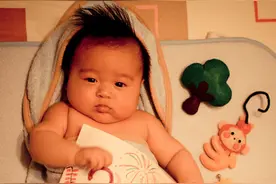 100天的小胖孩笑嘻嘻，自己在家拍了写百天照片图片