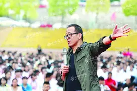 新东方掌门俞敏洪车城助梦学子图片