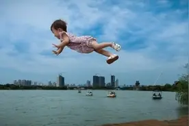 婴儿竟有如此怪异的举动，吓坏宝妈！图片