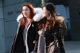 街拍三里屯气质美女 穿衣很有品图片