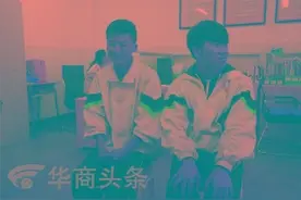 见收废品老人拉车上坡很吃力 咸阳俩中学生默默推车图片