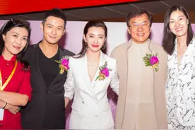 成龙出席挂牌仪式 李冰冰身穿白色西服干练帅气俨然李老板图片