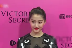 关晓彤出席“维密秀”穿黑色蕾丝裙，却被37岁的安以轩秒“秒杀”视频封面