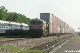 火车拉货太强了，两层集装箱火车视频封面