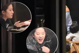 刘亦菲童心未泯对小朋友做鬼脸图片