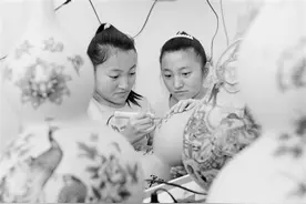 太谷残疾姐妹为客人赶制葫芦烫画图片