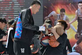 杨鸣、贺天举带手伤出席球迷见面会 人气火爆受诸多女粉丝追捧图片