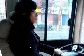 乌市1路004号公交高飞一如既往的“您好”感动了我！视频封面