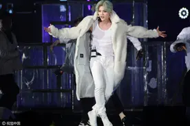 求撩！鹿晗上海个唱上演大牌服装秀 当台换衣露肩获歌迷求婚图片