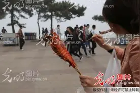 栈桥景区青岛大虾热销 明码标价每只十元图片