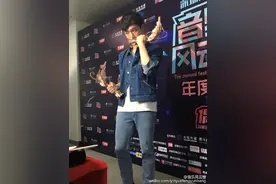 音乐风云榜张艺兴领奖落泪 和朴灿烈后台领奖引粉丝不满图片