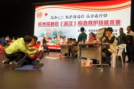 有人遇到危险，你该怎么办？看看别人是如何做的！图片