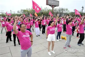 粉红女子跑西安开跑 千余名美女齐上阵图片