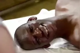 沈腾给黑人兄弟搓澡，一不下心搓白了！