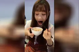 美女教你涂了口红怎么吃东西，最后被自己蠢哭了