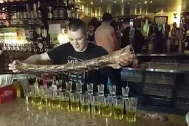 爱尔兰调酒师秀绝技 多米诺骨牌式调酒赢满堂彩.图片
